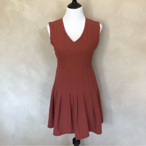 Kling sleeveless pleated dress